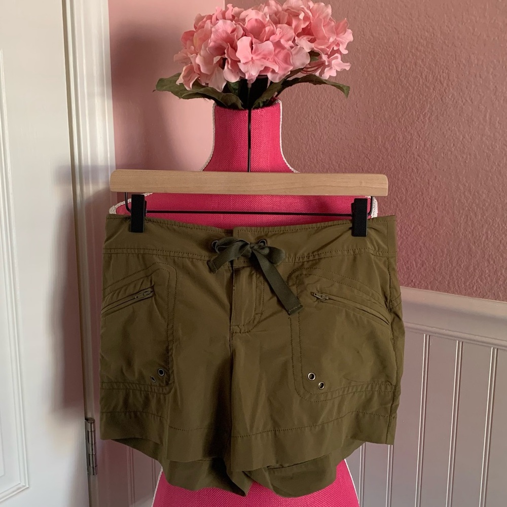 Athleta size 4 Cargo Shorts EUC in Brown, Drawstring Waist